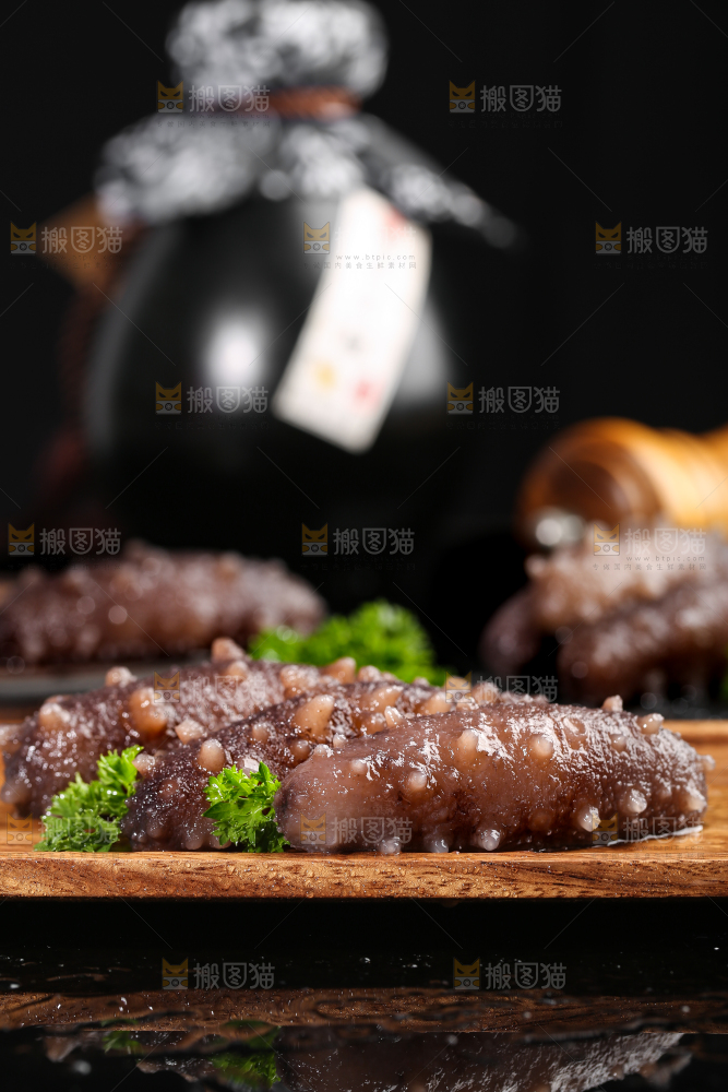 石板上放着一盘海参