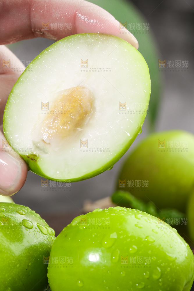 手拿切开的牛奶枣