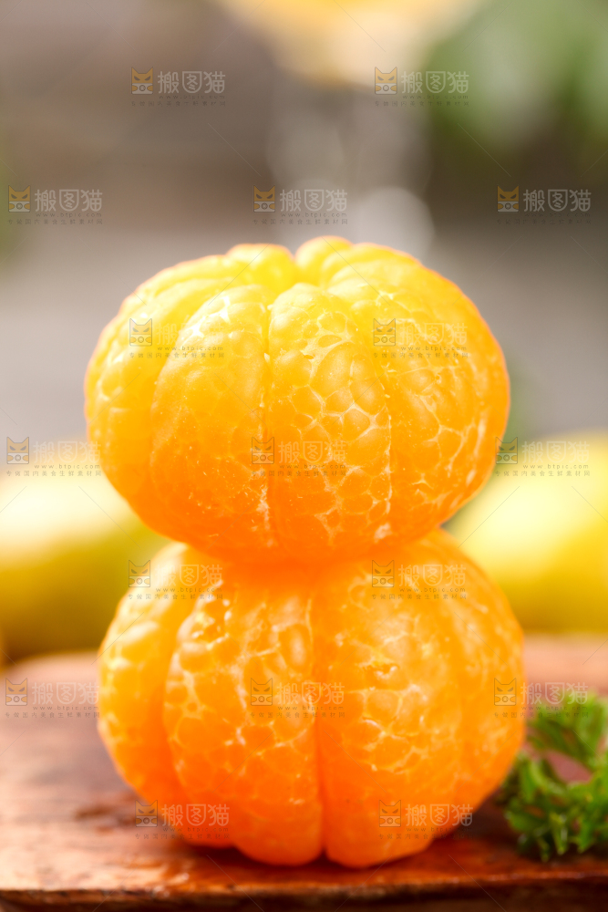 木底上放着剥皮的广西清香蜜桔