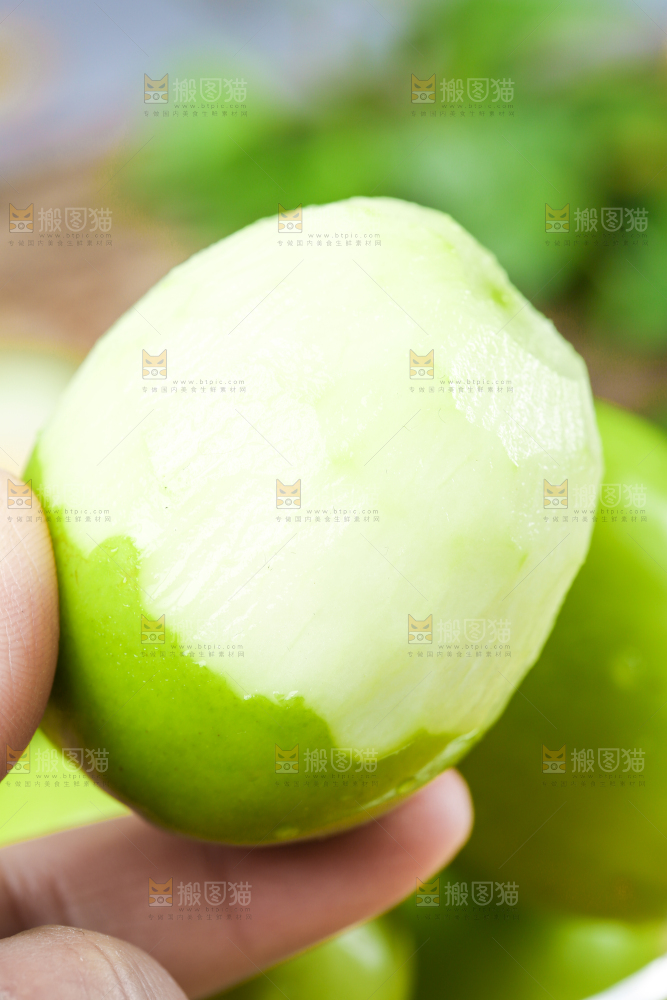 手拿削皮的牛奶大枣
