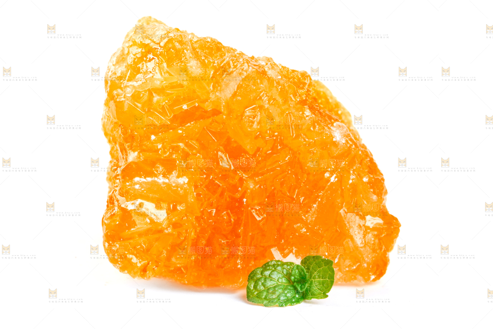 白底上摆放着黄糖块
