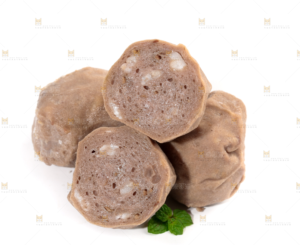 白底上放着切开的潮汕牛肉丸