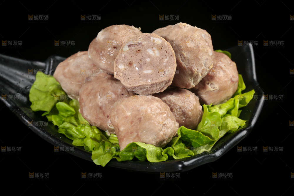 黑底上放着 一碗牛肉丸