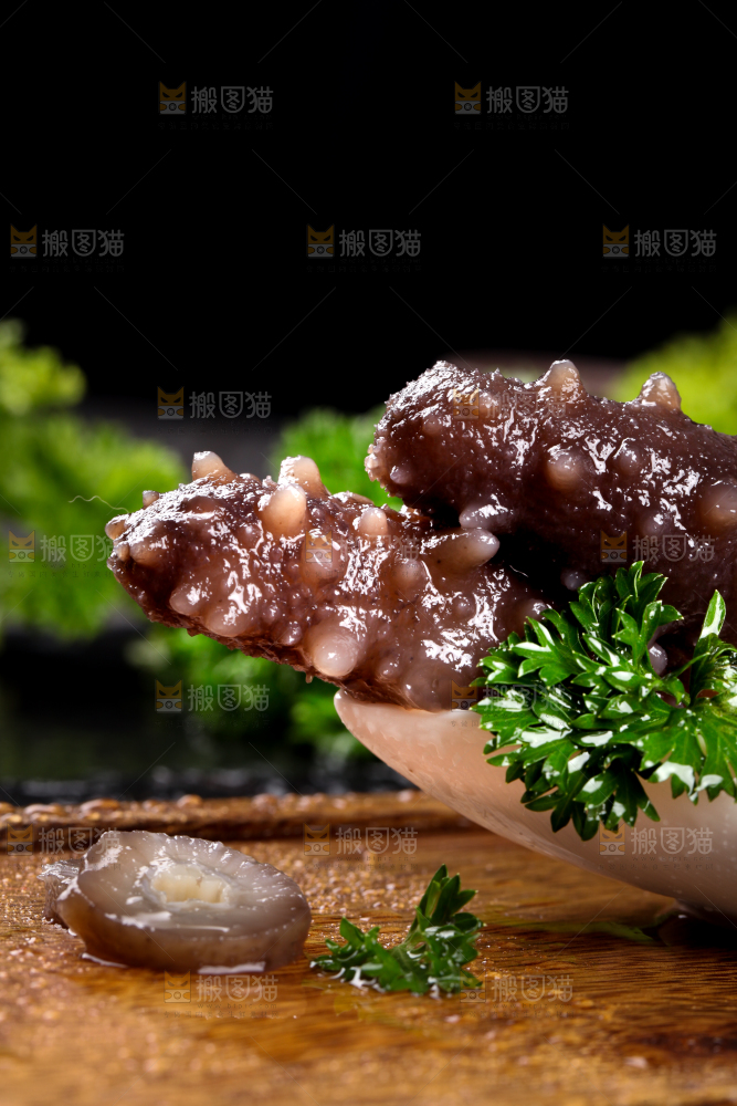 木底上放着一碟海参