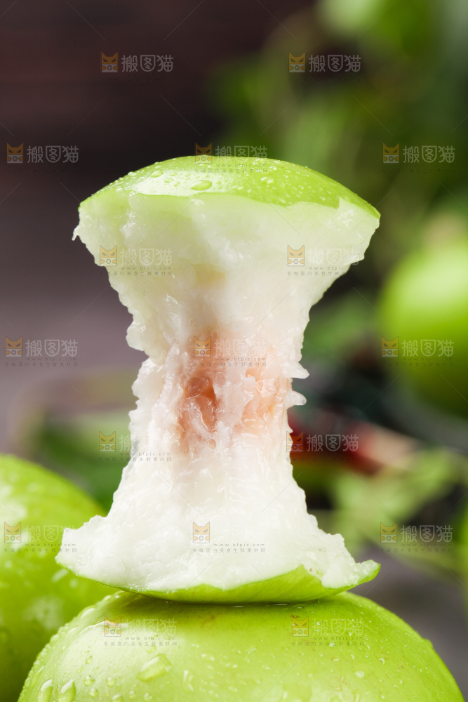 黑底上放着牛奶大枣果核
