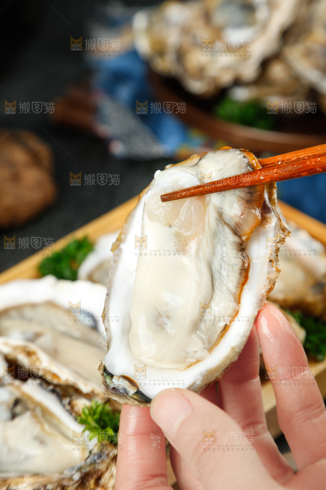 筷子夹着海蛎子