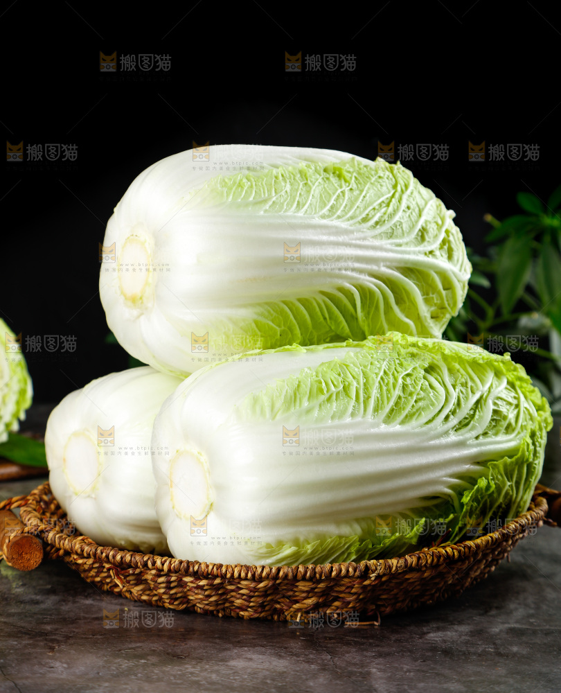 石板上放着一筐山东大白菜