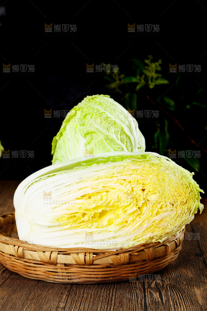 木底上放着一筐大白菜