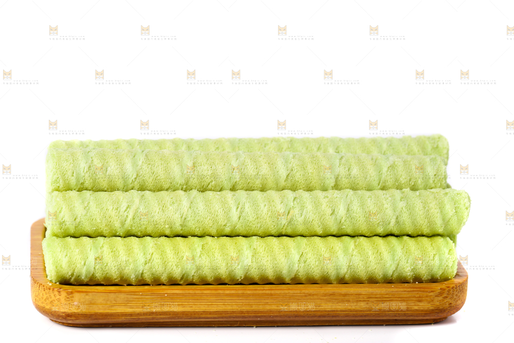 盘子里放着抹茶卷