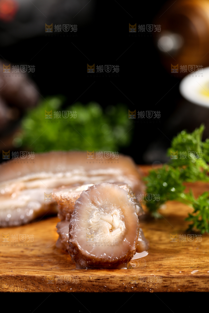 盘子里切开的海参