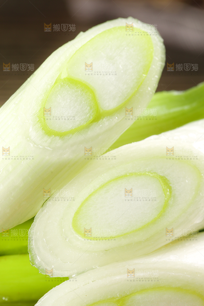 木板上放着切段的大葱