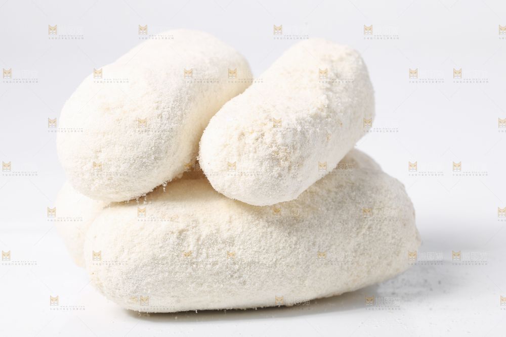 白底上摆放着雪枣