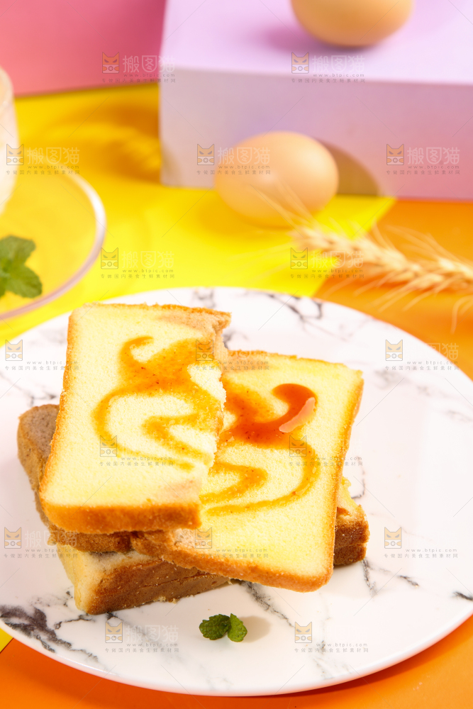 浅底上放着一盘红豆双拼吐司
