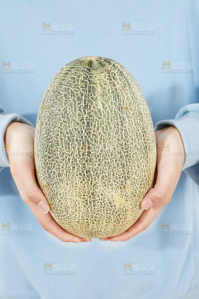 手里抱着哈蜜瓜