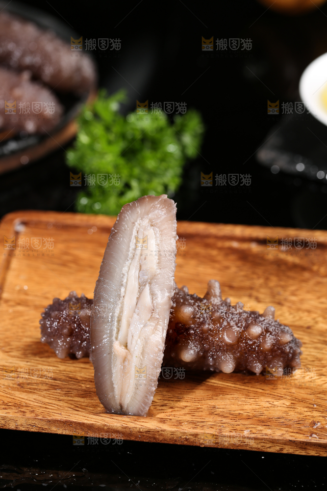 盘子里切开的海参