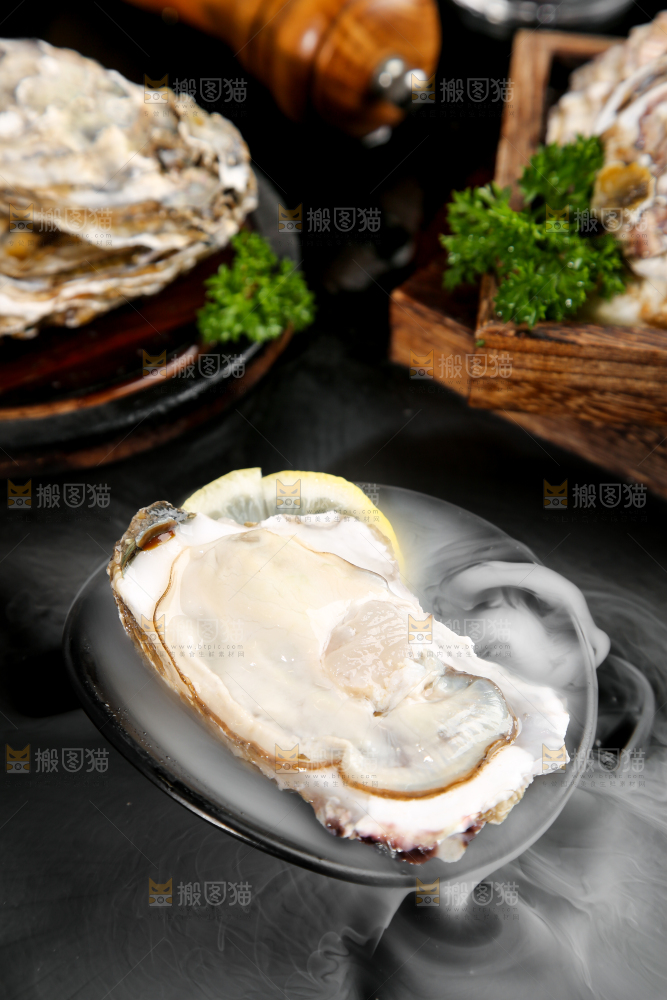 盘子里剥开的海蛎子