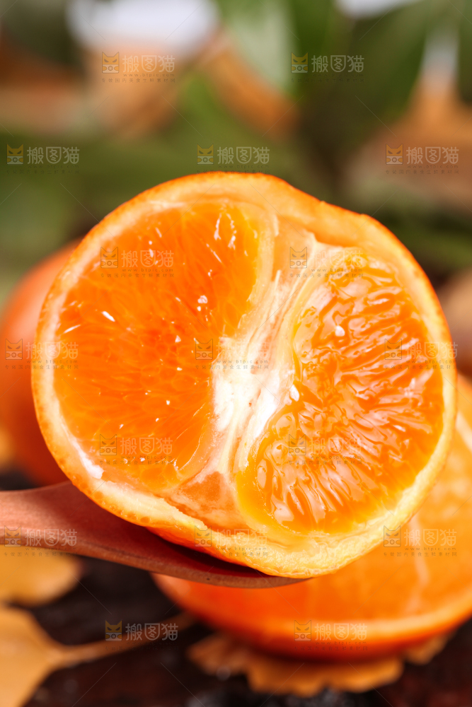 深底上放着切开的沃柑