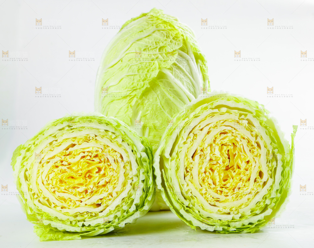 切开的黄心大白菜放在白底上