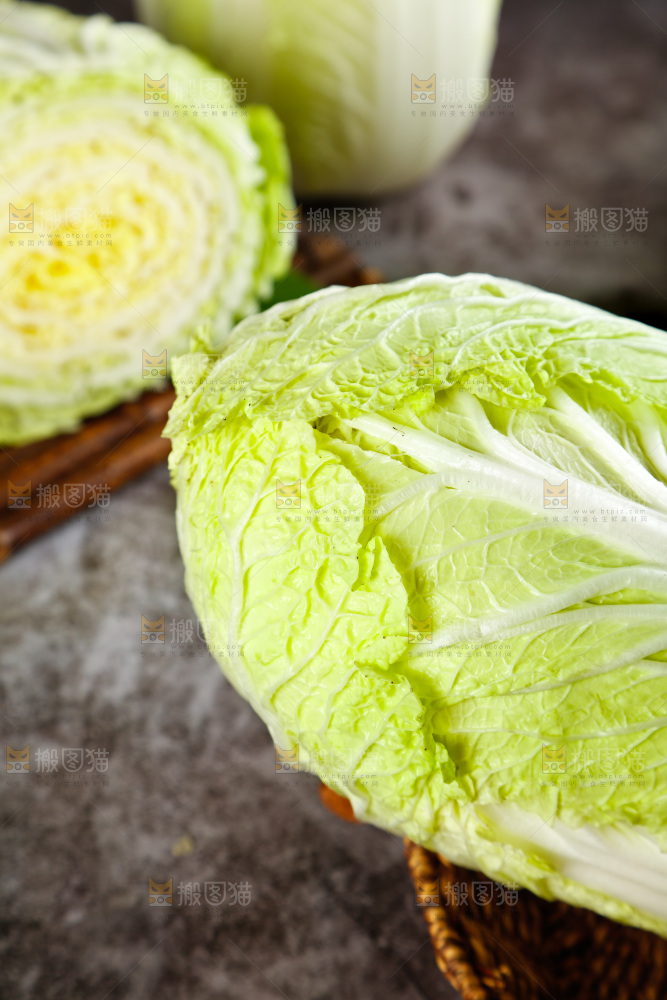 石板上放着一筐山东大白菜