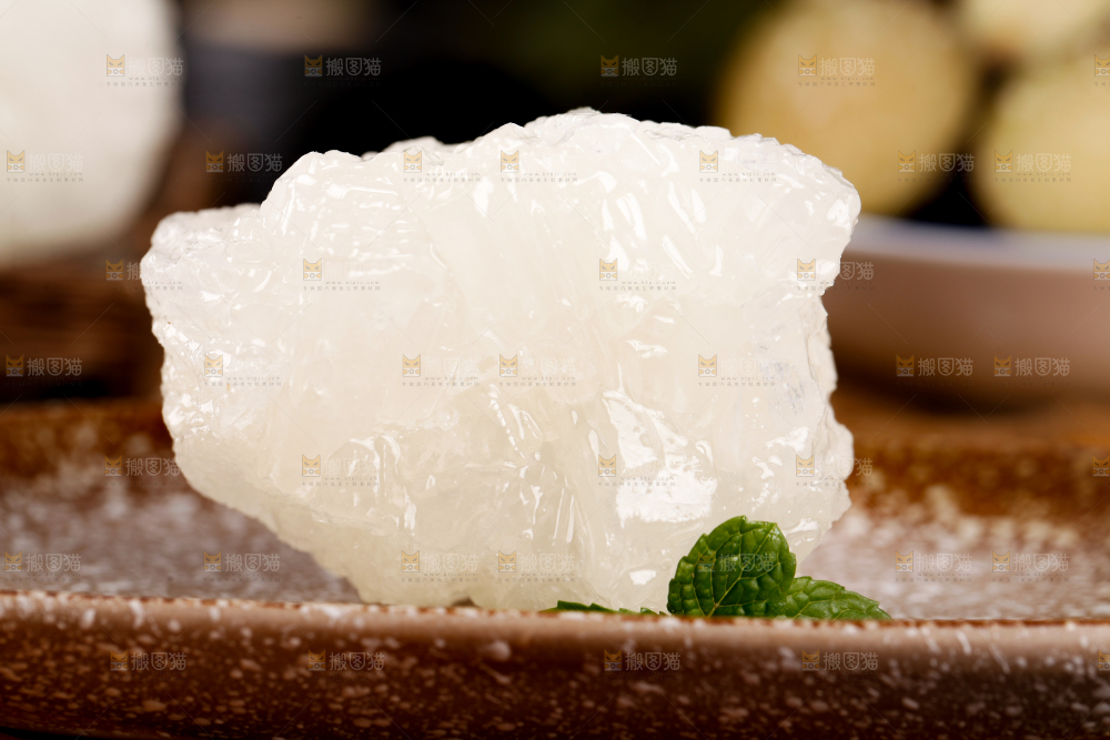 盘子里放着多晶冰糖