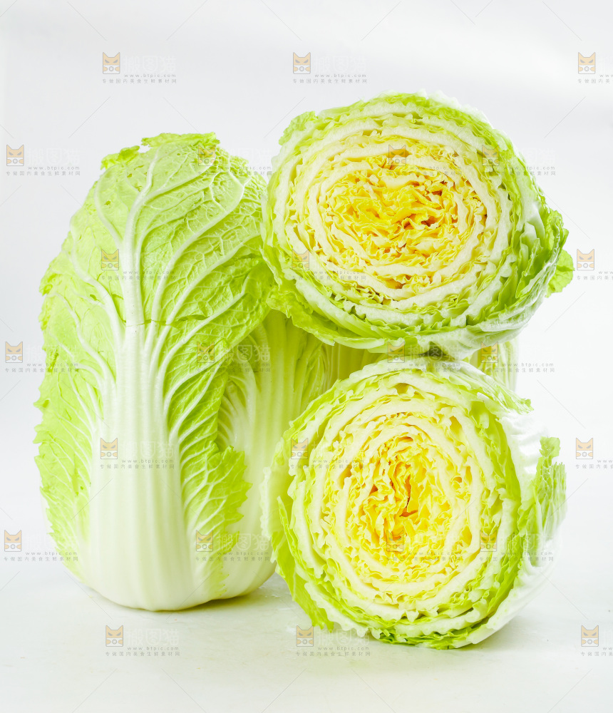 切开的黄心大白菜放在白底上