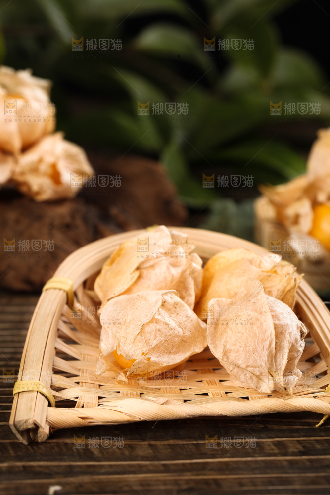 竹篮里放着菇娘果