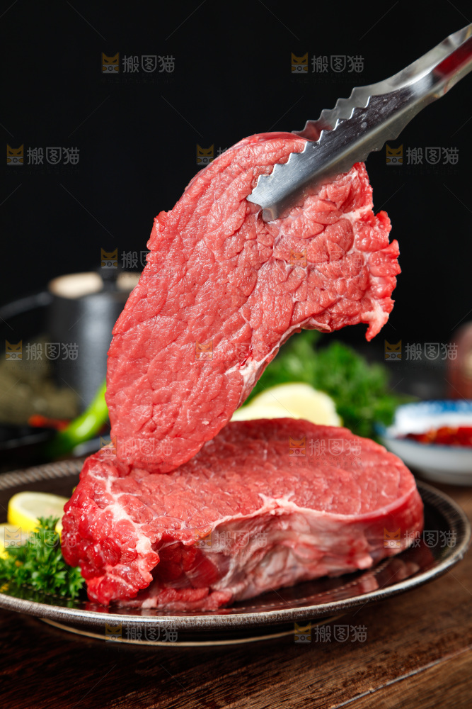 夹子夹着一块牛肉