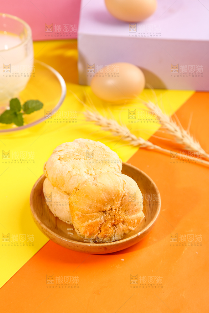 一盘苏式馅饼放在浅底上