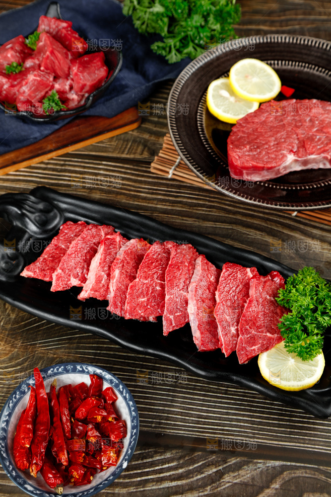 木底上放着一盘牛肉