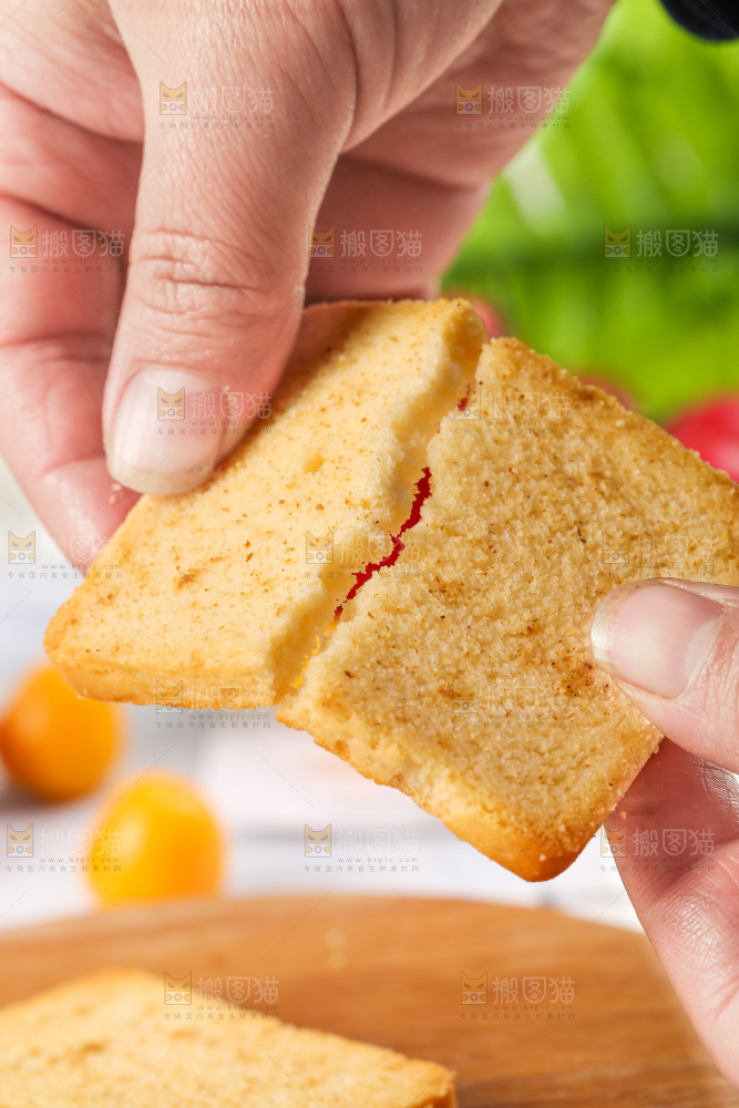 手里拿着烤馍