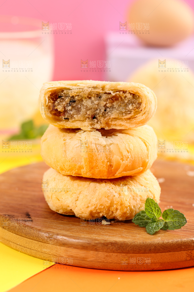 木底上放着掰开的月饼