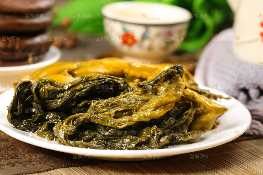 盘子里装着老坛酸菜