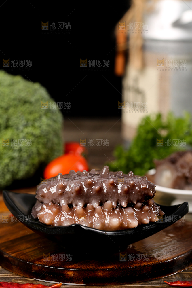 木底上放着一盘淡干海参