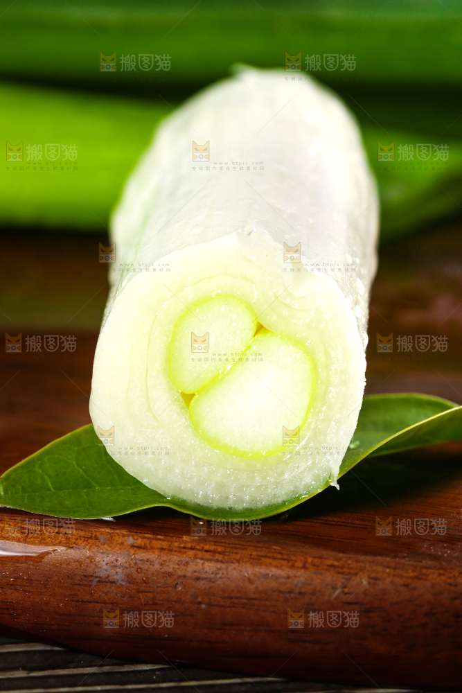 木板上放着切段的大葱