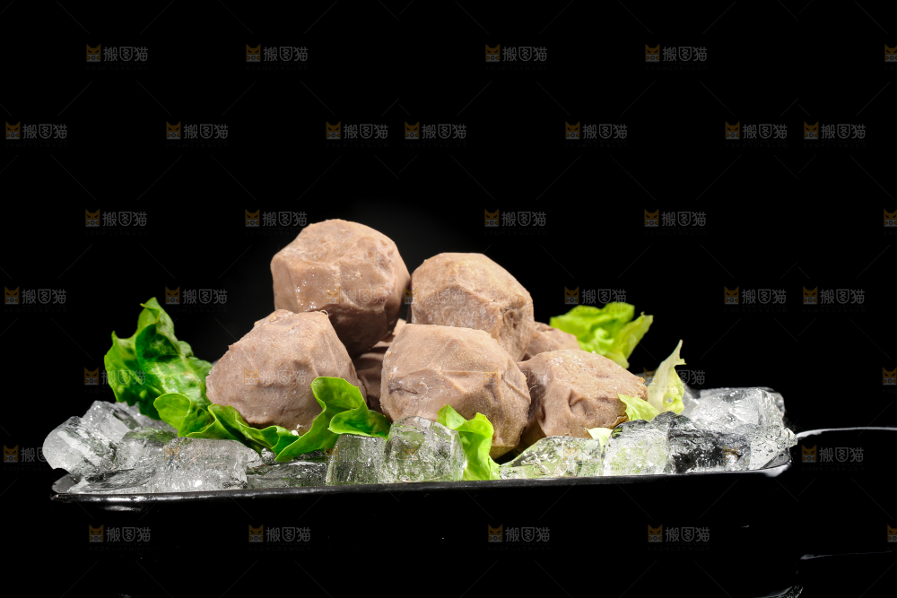 一盘潮汕牛肉丸放在黑底上