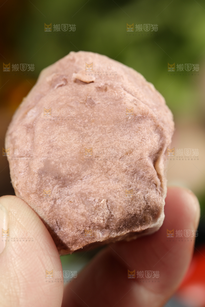 手拿牛肉丸