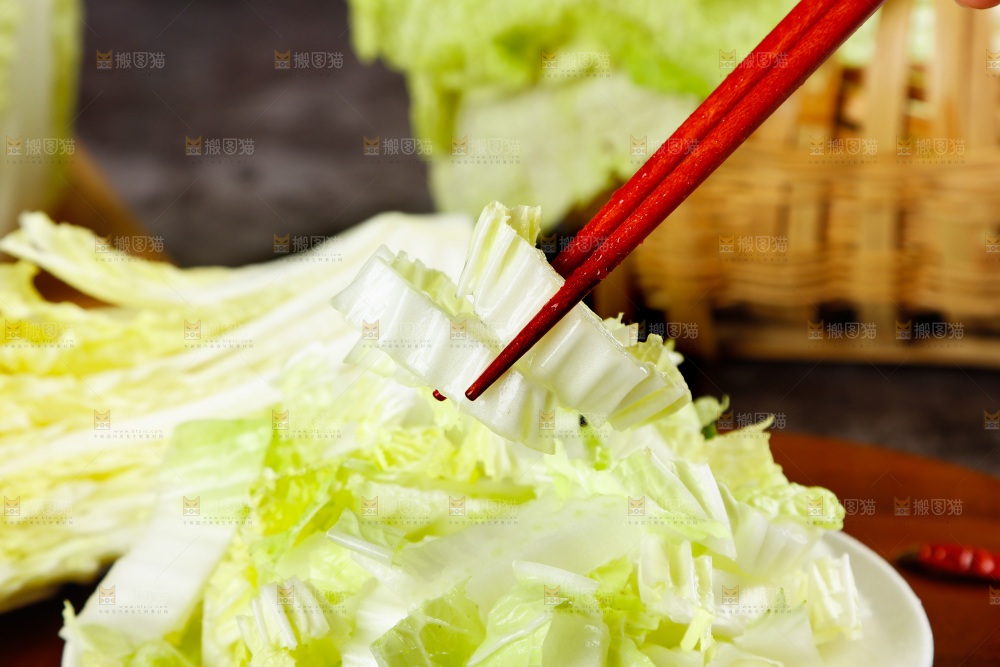 筷子夹着大白菜