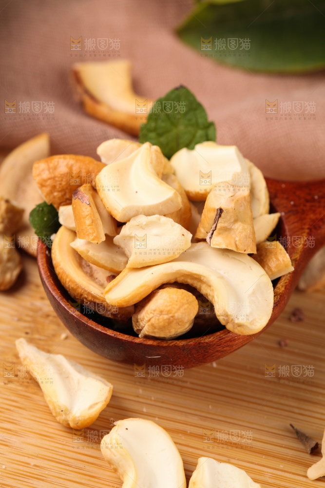 勺子里剥皮的盐焗腰果