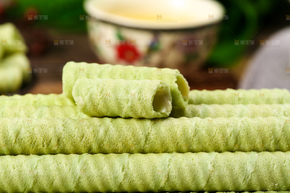 盘子里放着抹茶卷