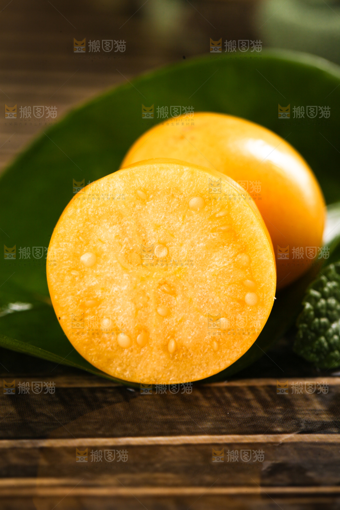 条纹布上摆放着姑娘果