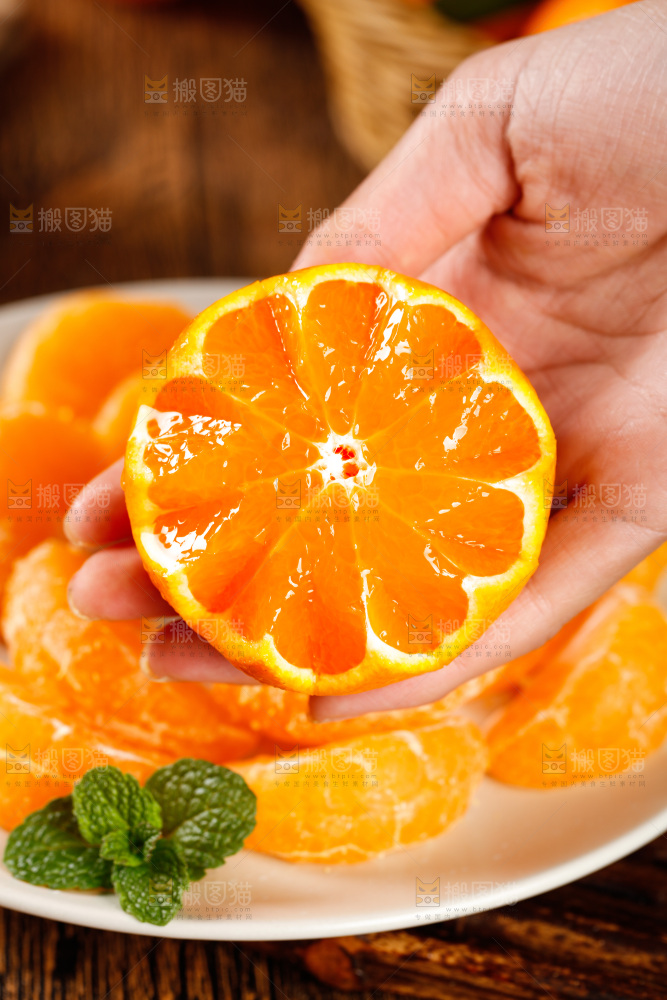 盘子里放着橘子