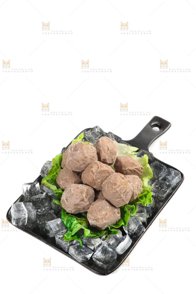 一盘牛筋丸放在白底上