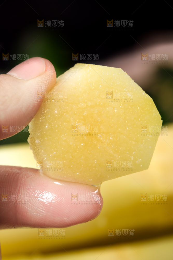 手拿切开的甘蔗