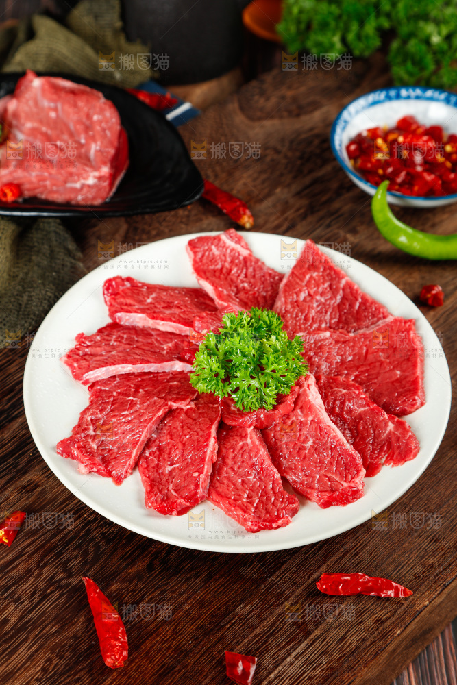 木底上放着一盘鲜牛肉
