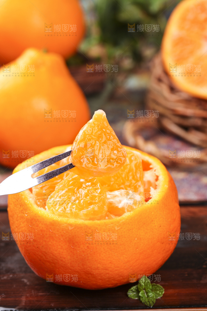 叉子叉着耙耙柑果肉