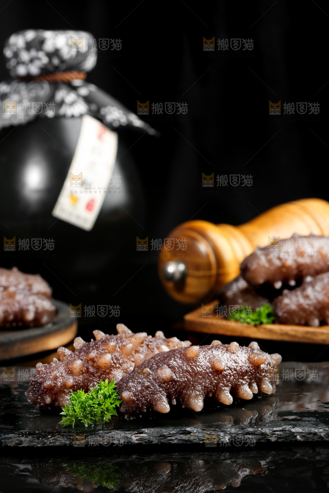 黑石板上的海参