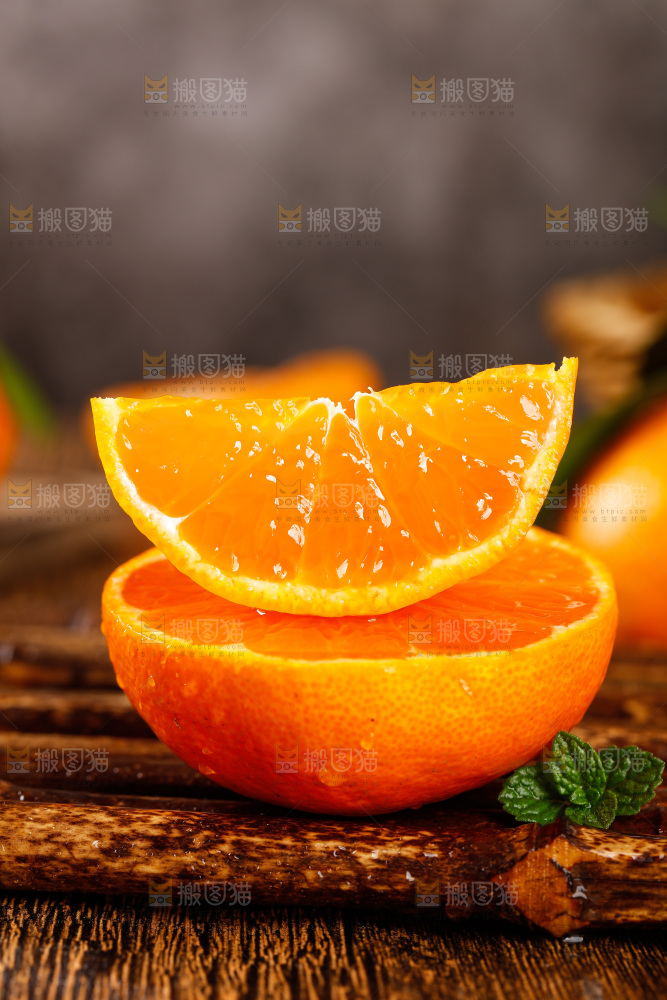 木底上摆放着橘子