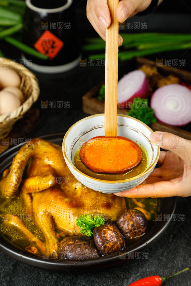石板上放着一碗香菇鸡汤