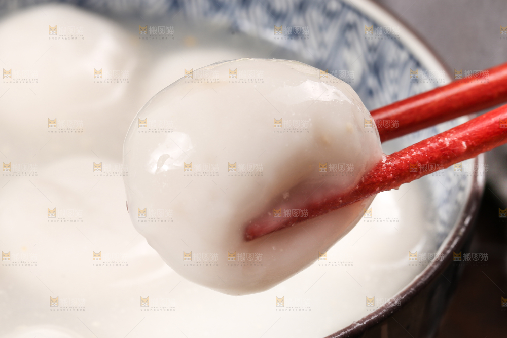 汤碗里放着汤圆