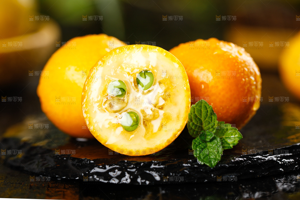 黑底上放着小金桔
